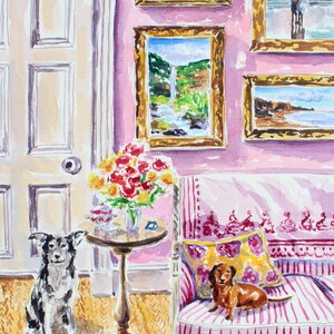 Puede incluir: Pintura a la acuarela de una habitaci&oacute;n con paredes rosas, obras de arte con marcos dorados y un sof&aacute; a rayas. Una peque&ntilde;a mesa sostiene flores y un perro est&aacute; sentado en el sof&aacute;. Otro perro est&aacute; sentado en el suelo. La pintura tiene una est&eacute;tica vintage.