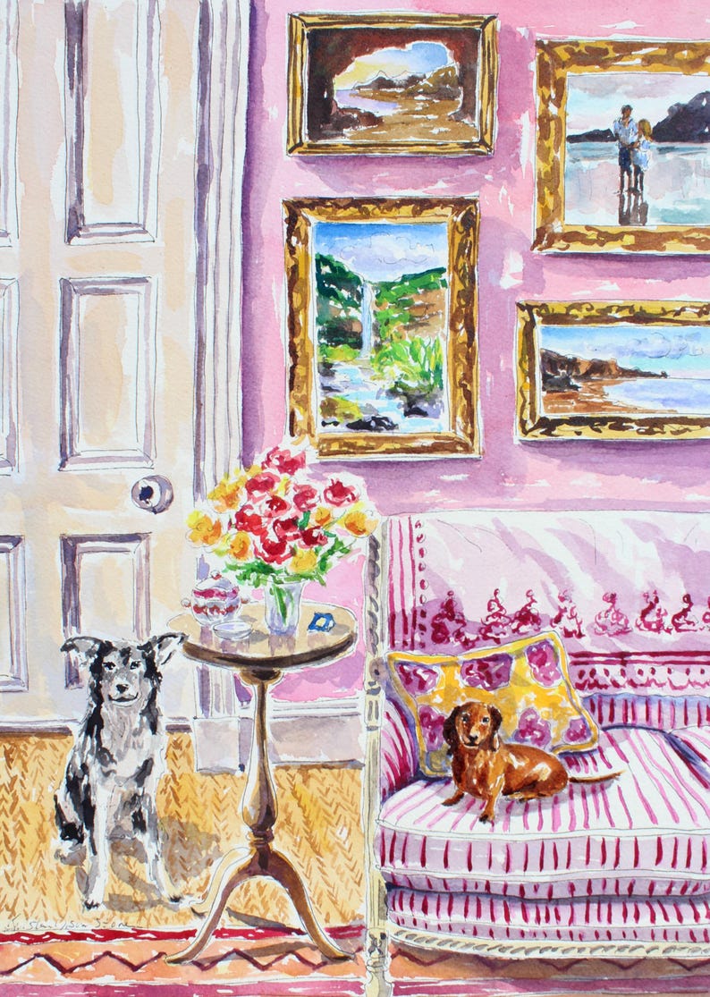 Puede incluir: Pintura a la acuarela de una habitaci&oacute;n con paredes rosas, obras de arte con marcos dorados y un sof&aacute; a rayas. Una peque&ntilde;a mesa sostiene flores y un perro est&aacute; sentado en el sof&aacute;. Otro perro est&aacute; sentado en el suelo. La pintura tiene una est&eacute;tica vintage.