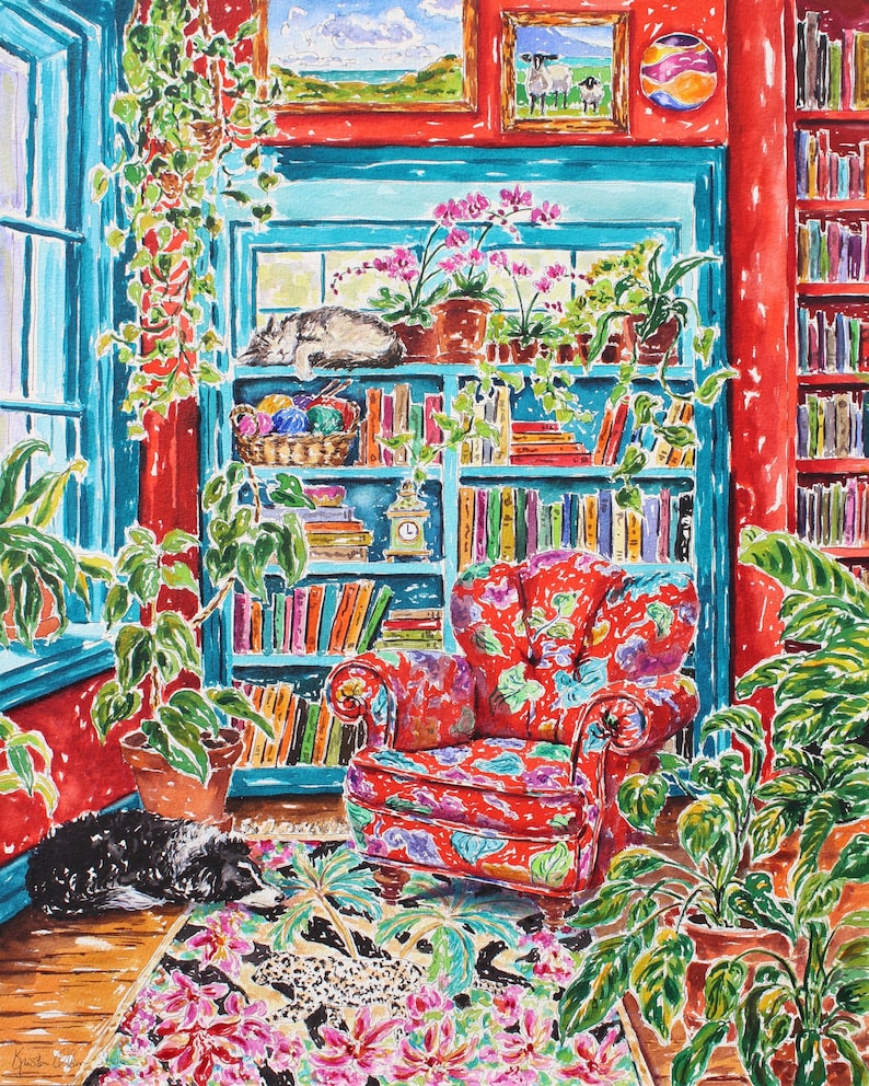 Puede incluir: Pintura a la acuarela de un interior acogedor con un sill&oacute;n rojo floral, una estanter&iacute;a llena de libros y plantas en macetas. Un gato y un perro descansan en la habitaci&oacute;n. La habitaci&oacute;n tiene una ventana con marco azul y una pared roja.