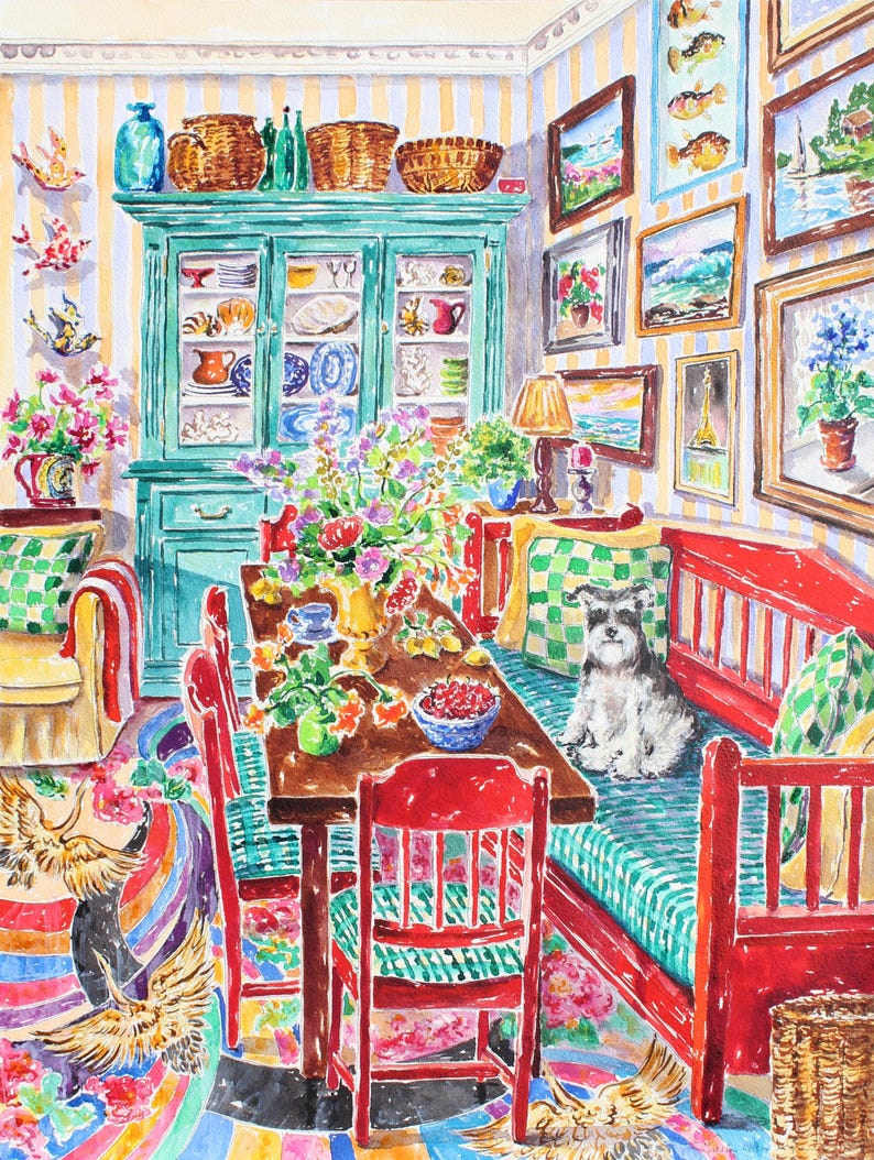 Puede incluir: Pintura a la acuarela de un comedor con una mesa puesta para una comida. Un perro est&aacute; sentado en un banco rojo con cojines verdes. La habitaci&oacute;n cuenta con un armario turquesa, obras de arte enmarcadas y una alfombra colorida.