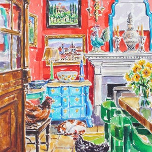 Puede incluir: Pintura a la acuarela de una escena interior vibrante. Una habitaci&oacute;n con paredes rojas presenta una c&oacute;moda azul, arte paisaj&iacute;stico enmarcado y una chimenea blanca. Hay gallinas y un gato en la habitaci&oacute;n. Sillas verdes y una mesa con girasoles completan la escena.