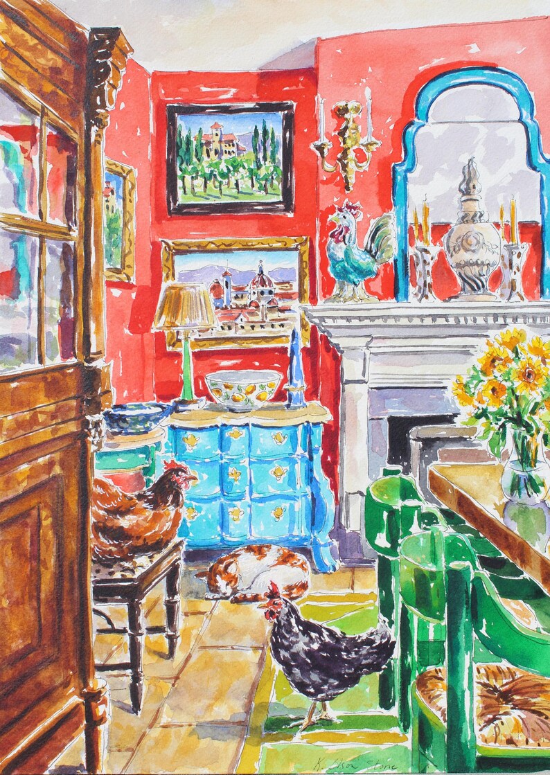 Puede incluir: Pintura a la acuarela de una escena interior vibrante. Una habitaci&oacute;n con paredes rojas presenta una c&oacute;moda azul, arte paisaj&iacute;stico enmarcado y una chimenea blanca. Hay gallinas y un gato en la habitaci&oacute;n. Sillas verdes y una mesa con girasoles completan la escena.