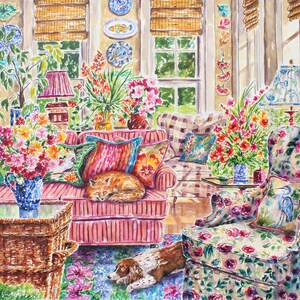 Puede incluir: Pintura a la acuarela de una acogedora escena de sala de estar. Un sof&aacute; rosa con cojines coloridos presenta un zorro durmiendo. Un perro descansa sobre la alfombra floral. La habitaci&oacute;n est&aacute; llena de flores, l&aacute;mparas y platos decorativos, creando un ambiente c&aacute;lido.