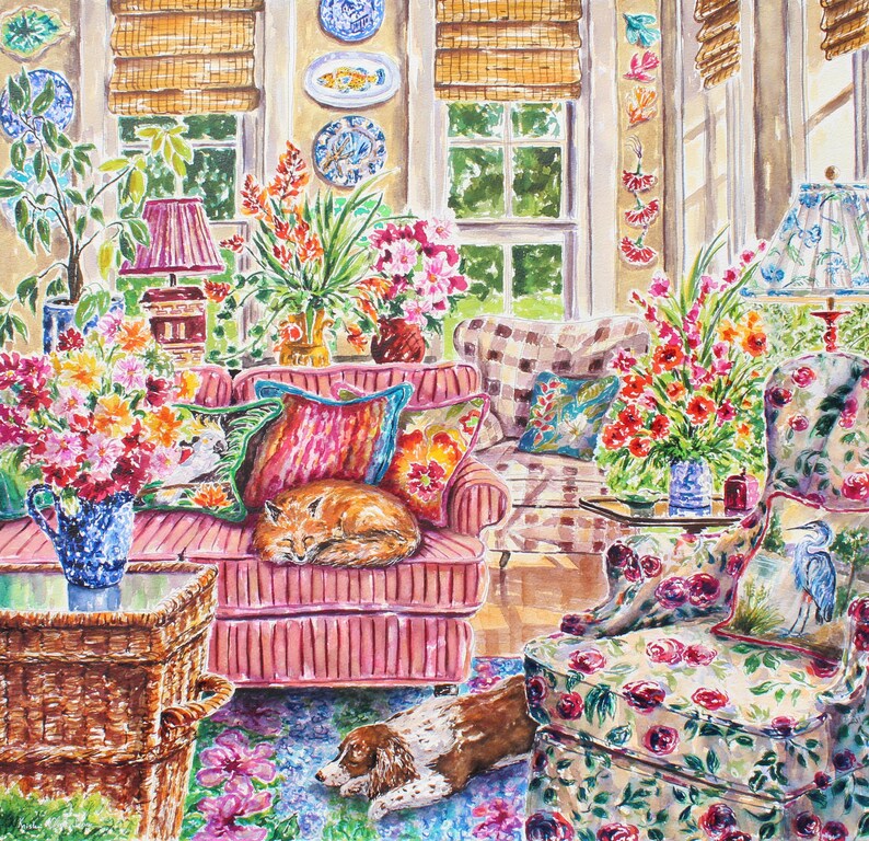 Puede incluir: Pintura a la acuarela de una acogedora escena de sala de estar. Un sof&aacute; rosa con cojines coloridos presenta un zorro durmiendo. Un perro descansa sobre la alfombra floral. La habitaci&oacute;n est&aacute; llena de flores, l&aacute;mparas y platos decorativos, creando un ambiente c&aacute;lido.