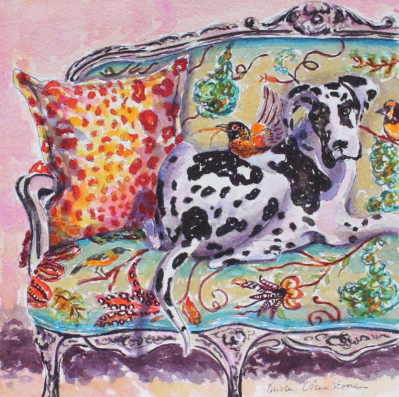 Puede incluir: Pintura a la acuarela de un Gran Dan&eacute;s con manchas negras, descansando sobre una silla antigua con estampado floral. Un p&aacute;jaro con alas naranjas est&aacute; posado sobre la espalda del perro. Un coj&iacute;n estampado est&aacute; a la izquierda.