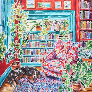 Puede incluir: Pintura a la acuarela de un rinc&oacute;n de lectura acogedor. Un sill&oacute;n rojo floral se encuentra sobre una alfombra estampada, rodeado de plantas en macetas y estanter&iacute;as. Un perro descansa sobre la alfombra y un gato se posa en un alf&eacute;izar.