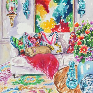 Puede incluir: Pintura a la acuarela de una acogedora escena de sal&oacute;n. Un perro descansa sobre un sof&aacute; blanco con cojines coloridos y una manta roja. La habitaci&oacute;n presenta una alfombra vibrante, obras de arte y jarrones decorativos.
