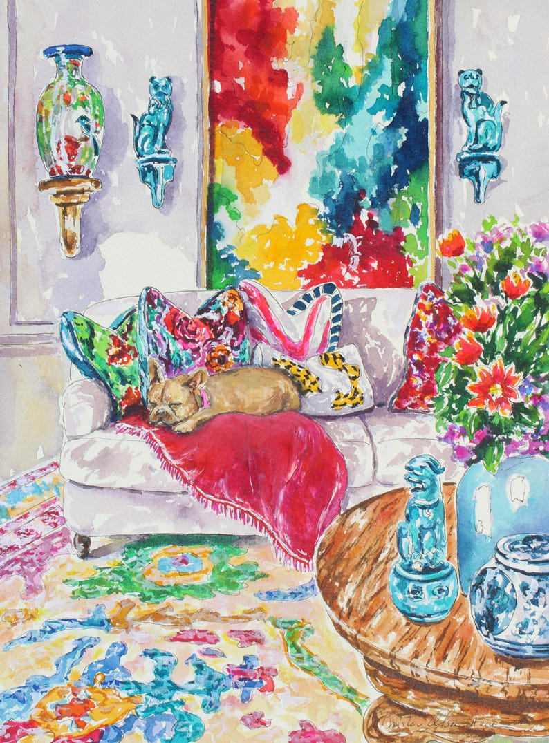 Puede incluir: Pintura a la acuarela de una acogedora escena de sal&oacute;n. Un perro descansa sobre un sof&aacute; blanco con cojines coloridos y una manta roja. La habitaci&oacute;n presenta una alfombra vibrante, obras de arte y jarrones decorativos.