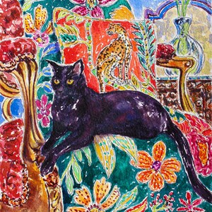 Puede incluir: Pintura a la acuarela de un gato negro con ojos amarillos, reclinado sobre un coj&iacute;n con estampado floral. El fondo incluye una almohada roja con un dise&ntilde;o de guepardo, un jarr&oacute;n y otros elementos decorativos. La obra de arte tiene una paleta de colores vibrantes.