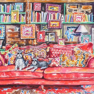 Puede incluir: Pintura a la acuarela de un sal&oacute;n con un sof&aacute; rojo y cojines decorativos. Dos perros peque&ntilde;os est&aacute;n en el sof&aacute;. Estanter&iacute;as y obras de arte enmarcadas se encuentran en el fondo. La pintura tiene un ambiente c&aacute;lido y acogedor.