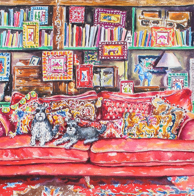 Puede incluir: Pintura a la acuarela de un sal&oacute;n con un sof&aacute; rojo y cojines decorativos. Dos perros peque&ntilde;os est&aacute;n en el sof&aacute;. Estanter&iacute;as y obras de arte enmarcadas se encuentran en el fondo. La pintura tiene un ambiente c&aacute;lido y acogedor.