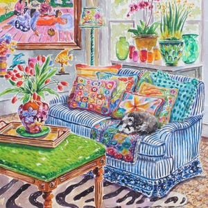 Puede incluir: Pintura a la acuarela de una colorida escena de sal&oacute;n. Un sof&aacute; a rayas azules y blancas est&aacute; adornado con cojines estampados. Una mesa verde y una alfombra con estampado de cebra se suman a la vibrante decoraci&oacute;n. Varias plantas y obras de arte completan el acogedor interior.