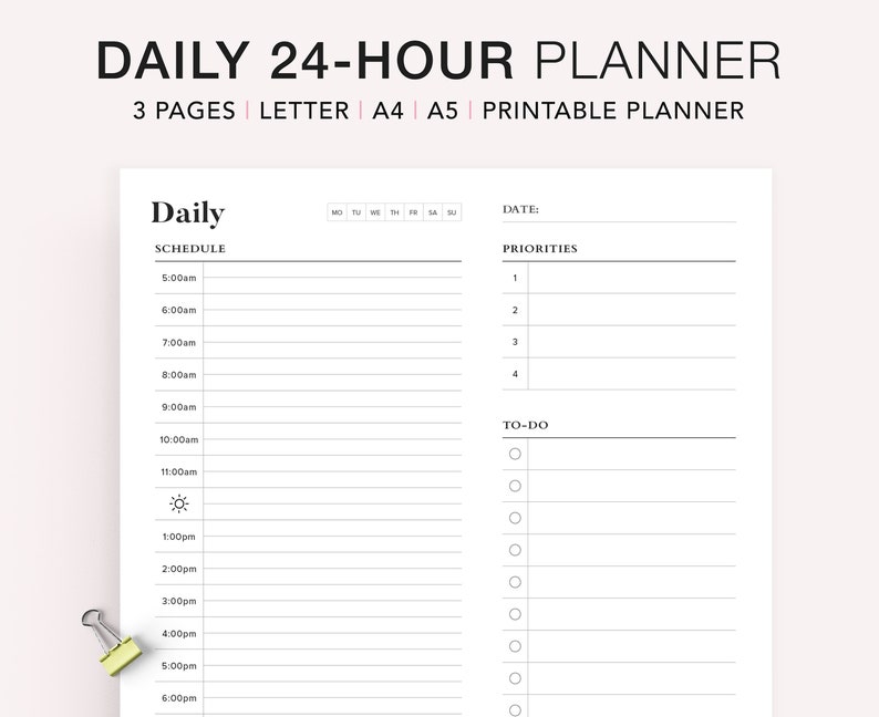 Pode incluir: Um planejador di&aacute;rio imprim&iacute;vel preto e branco com um hor&aacute;rio de 24 horas, uma lista de tarefas e uma lista de prioridades. O planejador &eacute; projetado para uso pessoal e inclui espa&ccedil;o para tarefas di&aacute;rias, compromissos e objetivos.