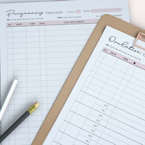 K&ouml;nnte beinhalten: Zwei druckbare Tracker zur Verfolgung von Eisprung und Schwangerschaft. Die Tracker sind auf wei&szlig;em Papier mit schwarzem Text und rosa Akzenten. Der Eisprung-Tracker hat eine Spalte f&uuml;r den Zyklustag, das Datum, die Uhrzeit und LH. Der Schwangerschafts-Tracker hat eine Spalte f&uuml;r den Zyklustag, das Datum, die Uhrzeit, DPO und HCG-Teststreifen.