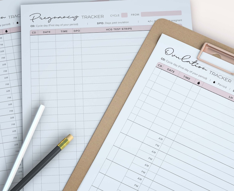 K&ouml;nnte beinhalten: Zwei druckbare Tracker zur Verfolgung von Eisprung und Schwangerschaft. Die Tracker sind auf wei&szlig;em Papier mit schwarzem Text und rosa Akzenten. Der Eisprung-Tracker hat eine Spalte f&uuml;r den Zyklustag, das Datum, die Uhrzeit und LH. Der Schwangerschafts-Tracker hat eine Spalte f&uuml;r den Zyklustag, das Datum, die Uhrzeit, DPO und HCG-Teststreifen.