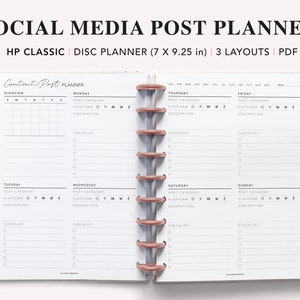 Op de afbeelding: Een witte planner met een zwart en gouden ontwerp. De planner is gelabeld met "Social Media Post Planner" en "HP Classic Disc Planner (7 x 9.25 in) 3 Layouts PDF". De planner heeft een wekelijkse lay-out met secties voor elke dag van de week. Elke sectie heeft ruimte voor een postcategorie, platform, beschrijving en checklist.