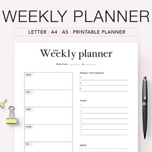 Puede incluir: Un planificador semanal imprimible con secciones para tareas diarias, objetivos principales semanales y una secci&oacute;n de notas. El planificador est&aacute; dise&ntilde;ado en un estilo minimalista con texto negro sobre fondo blanco.