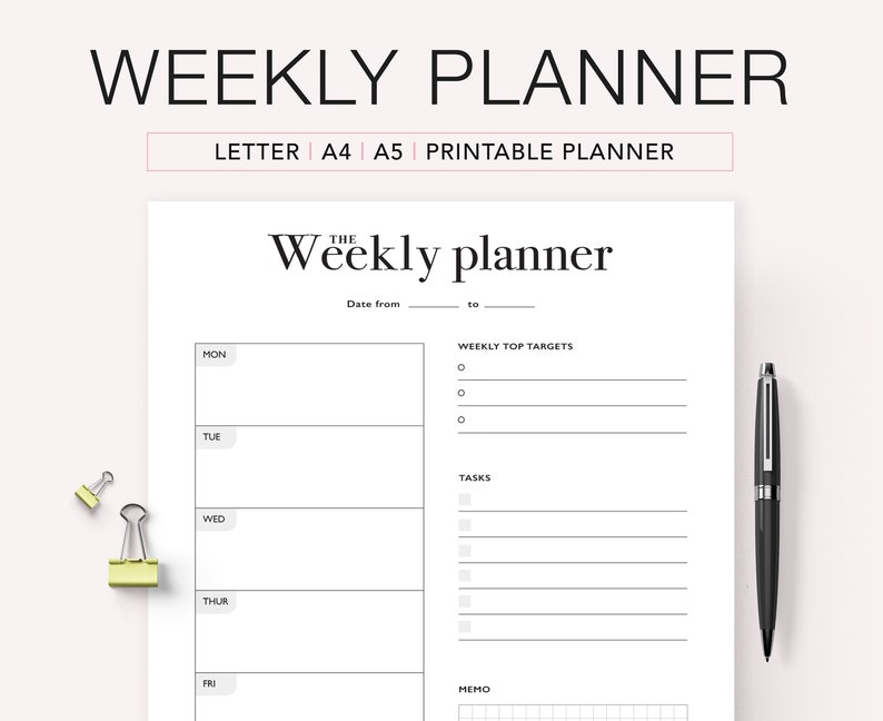 Puede incluir: Un planificador semanal imprimible con secciones para tareas diarias, objetivos principales semanales y una secci&oacute;n de notas. El planificador est&aacute; dise&ntilde;ado en un estilo minimalista con texto negro sobre fondo blanco.