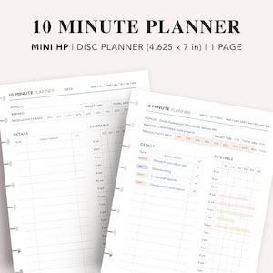 Könnte beinhalten: Zwei weiße Seiten eines 10-Minuten-Planers mit schwarzer Überschrift. Der Planer enthält Abschnitte für Ziele, Belohnungen und einen Zeitplan. Der Text auf der Seite lautet "MINI HP | DISC PLANNER (11,7 cm x 17,8 cm) | 1 PAGE."