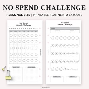 Könnte beinhalten: Druckbarer Planer mit zwei Layouts für eine No-Spend-Monats-Herausforderung. Das erste Layout hat ein Kalenderrraster mit Sparschweine-Symbolen für jeden Tag. Das zweite Layout hat einen Zielbereich, Start- und Enddaten und ein Sparschweine-Symbol für jeden Tag des Monats.