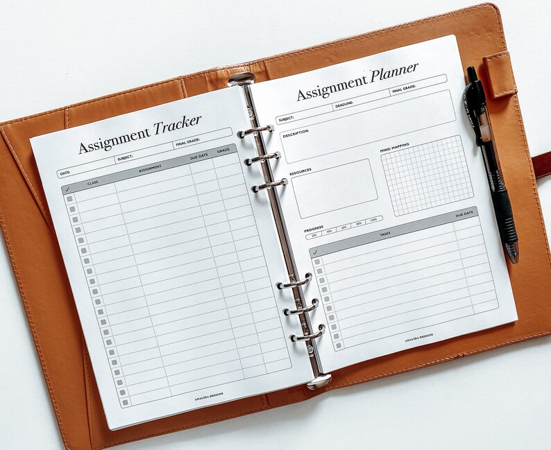 Puede incluir: Un planificador blanco con una cubierta de cuero marr&oacute;n. El planificador est&aacute; abierto en dos p&aacute;ginas. La p&aacute;gina izquierda est&aacute; etiquetada como "Assignment Tracker" y tiene columnas para la fecha, la clase, la tarea, la fecha de entrega y la calificaci&oacute;n. La p&aacute;gina derecha est&aacute; etiquetada como "Assignment Planner" y tiene secciones para la materia, la descripci&oacute;n, los recursos, el progreso, las tareas y la fecha de entrega. Hay una cuadr&iacute;cula para marcar el progreso.