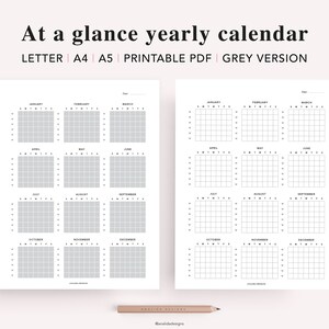 Puede incluir: Dos p&aacute;ginas de calendario anual imprimibles en un esquema de color gris. Cada p&aacute;gina tiene un dise&ntilde;o de cuadr&iacute;cula con 12 meses, etiquetados de enero a diciembre. Los meses est&aacute;n dispuestos en una cuadr&iacute;cula de 4x3. El calendario est&aacute; dise&ntilde;ado para su uso con papel tama&ntilde;o carta.
