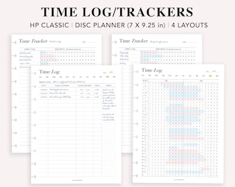Op de afbeelding: Vier afdrukbare tijdlog- en trackerpagina's voor een disc-planner. De pagina's zijn ontworpen voor een planner van 7 bij 9,25 inch. De pagina's bevatten een tijdtracker, een tijdlog en een daglog. De pagina's zijn in zwart-wit met een lichtblauw en roze kleurenschema.