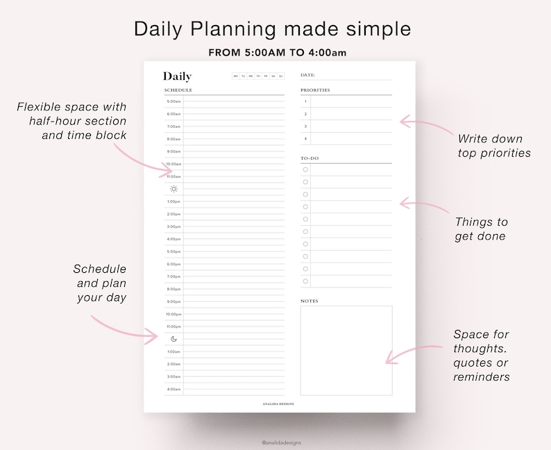Pode incluir: Um planejador di&aacute;rio preto e branco com um design simples. O planejador &eacute; dividido em se&ccedil;&otilde;es para programa&ccedil;&atilde;o, prioridades, tarefas e notas. O planejador inclui um espa&ccedil;o flex&iacute;vel com se&ccedil;&otilde;es de meia hora e blocos de tempo. O planejador foi projetado para ajud&aacute;-lo a planejar seu dia das 5:00 AM &agrave;s 4:00 PM.