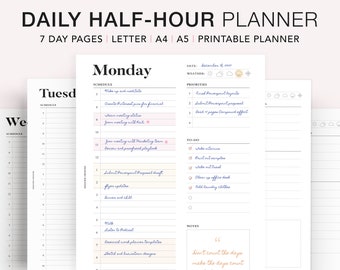 Könnte beinhalten: Ein druckbarer Tagesplaner mit einem halbstündigen Zeitplan für jeden Tag der Woche. Der Planer enthält Abschnitte für Prioritäten, To-Do-Listen und Notizen. Der Planer ist im minimalistischen Stil mit weißem Hintergrund und schwarzem Text gestaltet.