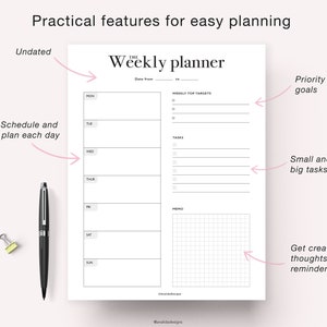 Puede incluir: Un planificador semanal imprimible en blanco y negro con el texto "The Weekly Planner" en la parte superior. El planificador incluye secciones para los principales objetivos semanales, tareas, memo y un horario diario de lunes a domingo.