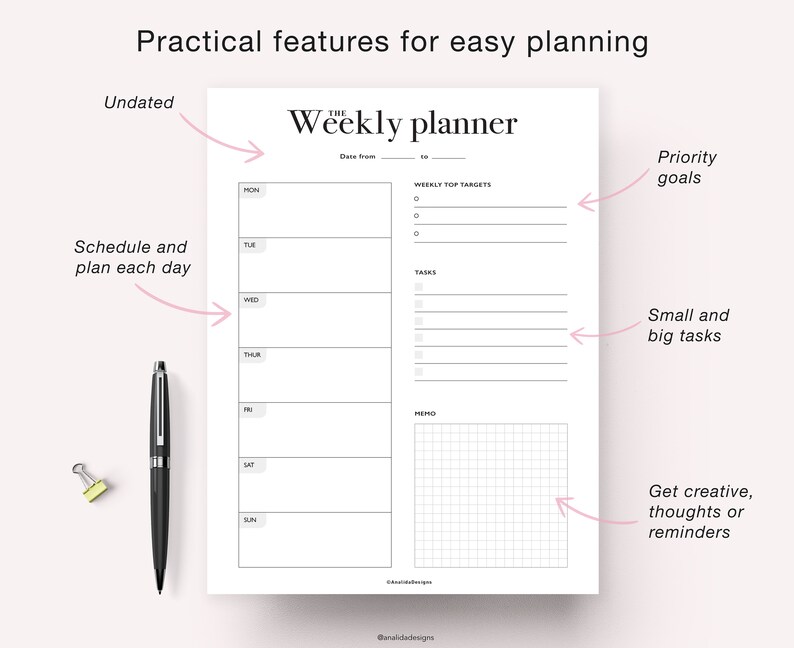 Puede incluir: Un planificador semanal imprimible en blanco y negro con el texto "The Weekly Planner" en la parte superior. El planificador incluye secciones para los principales objetivos semanales, tareas, memo y un horario diario de lunes a domingo.