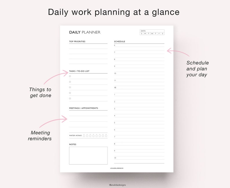 Może przedstawiać: Czarno-biały planownik dzienny do wydrukowania z tytułem "Daily Planner" u g&oacute;ry. Planownik zawiera sekcje na najważniejsze priorytety, zadania, spotkania, notatki i harmonogram.