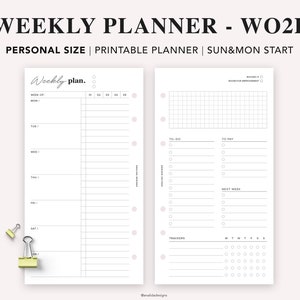 Könnte beinhalten: Ein druckbarer Wochenplaner mit minimalistischem Design. Der Planer enthält Abschnitte für tägliche Aufgaben, To-Do-Listen und Tracker. Der Text "WEEKLY PLANNER - WO2P" steht oben, darunter "PERSONAL SIZE | PRINTABLE PLANNER | SUN&MON START".