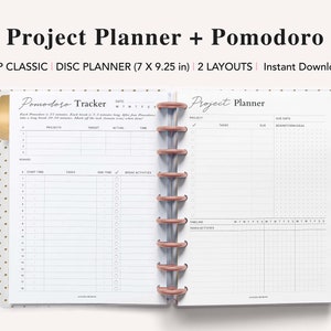 Könnte beinhalten: Geöffneter Planer mit Pomodoro Tracker und Project Planner Layout. Der Planer ist 17,78 x 23,5 cm groß. Die Seiten sind weiß mit schwarzem Text und rosa Bindung. Der Planer enthält Abschnitte für Aufgaben, Fälligkeitstermine und eine Zeitleiste.