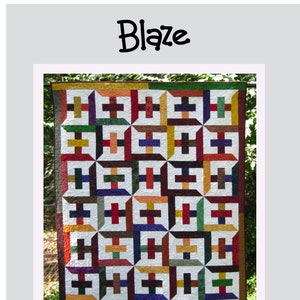 Op de afbeelding: Een quiltpatroon genaamd "Blaze" van Warped Spinster. Het patroon is voor een quilt van 54 inch bij 74 inch en gebruikt 35 blokken. De quilt is gemaakt met 2,5 inch brede stofstroken en een achtergrondstof. Het patroon bevat instructies voor het knippen en naaien van de quilt.