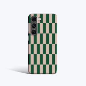 Op de afbeelding: Een smartphonehoesje met een groen en beige geblokt patroon. De hoes heeft een rechthoekige vorm met afgeronde hoeken en een cameramodule aan de linkerbovenkant. Het ontwerp heeft afwisselende verticale strepen in groen en beige.