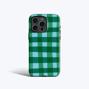 Op de afbeelding: Een smartphonehoesje met een groen en lichtblauw ruitpatroon. De hoes heeft een glanzende afwerking en een camera-uitsparing in de linkerbovenhoek. Ontworpen om de telefoon te beschermen tegen krassen en stoten.
