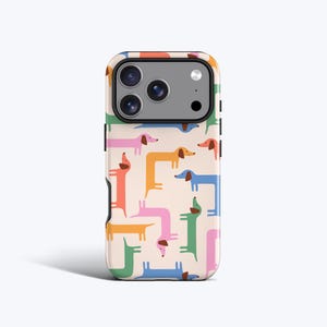 Op de afbeelding: Een telefoonhoesje met een herhaald patroon van kleurrijke teckel honden in verschillende poses. De honden zijn in tinten roze, oranje, geel, groen, blauw en zwart tegen een crèmekleurige achtergrond. De hoes heeft een zwarte rand en een camera-uitsparing.