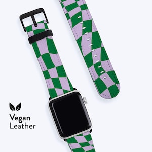 Könnte beinhalten: Eine Smartwatch mit einem veganen Lederarmband mit grünem und lila Schachbrettmuster. Die Uhr hat eine schwarze Schnalle und ein silbernes Gehäuse. Die Worte "Vegan Leather" sind auf dem Armband aufgedruckt.