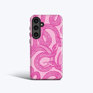 Peut inclure: Coque de téléphone rose avec un motif répétitif de serpents roses. Les serpents sont illustrés dans un style de dessin au trait, avec des écailles détaillées et des corps incurvés. Le boîtier a un module caméra en haut à gauche.