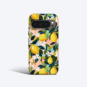 Peut inclure: Une coque de téléphone ornée d'un motif de citrons. Le design présente des citrons jaunes, des feuilles vertes et des fleurs blanches sur un fond rose et bleu. La coque est conçue pour un smartphone.