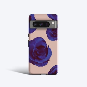 Puede incluir: Una funda para teléfono con fondo rosa y un patrón de rosas azules. La funda tiene un recorte de cámara negro.