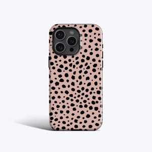 Könnte beinhalten: Eine Handyhülle mit rosa Hintergrund und einem schwarzen Punktmuster. Die Hülle hat Aussparungen für die Kamera und die Tasten. Das Design erinnert an einen Geparden- oder Leoparden-Print.