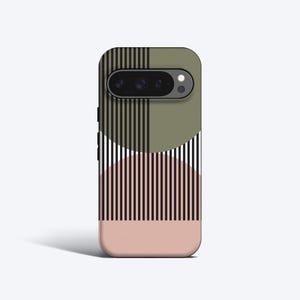 Può includere: Una custodia per telefono con un design geometrico. La sezione superiore è verde oliva con strisce verticali nere. La sezione centrale ha un semicerchio a strisce bianche e nere e la parte inferiore è rosa chiaro.