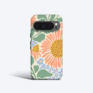 Pode incluir: Uma capa de telefone com um design floral com grandes girassóis laranja e amarelos, pequenas flores azuis e folhas verdes sobre um fundo creme. A capa tem um recorte para a câmara.