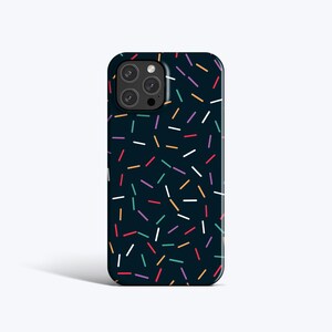 Puede incluir: Una funda de teléfono inteligente con un fondo azul marino oscuro y un patrón de chispas horizontales de colores blanco, rojo, naranja, morado, verde y amarillo. La funda tiene un módulo de cámara con tres lentes.