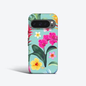Può includere: Una custodia per telefono con un vivace design floreale tropicale. La custodia presenta uno sfondo azzurro adornato da orchidee rosa brillante, ibisco giallo e altri fiori colorati e foglie verdi.