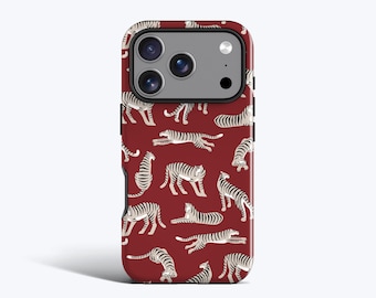 Könnte beinhalten: Eine Smartphone-Hülle mit tiefrotem Hintergrund und einem sich wiederholenden Muster aus weißen Tigern mit schwarzen Streifen in verschiedenen Posen, darunter stehend, gehend und liegend, mit Aussparung für die Kameralinse.