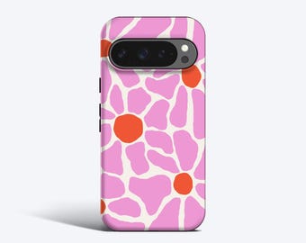 Puede incluir: Una funda de teléfono con un diseño floral. La funda presenta un patrón de flores rosas con centros naranjas sobre un fondo crema. La funda del teléfono tiene un recorte para la cámara y botones laterales.