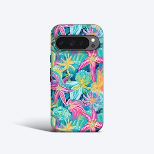 Può includere: Una custodia per telefono con un vivace motivo floreale. Il design presenta un mix di fiori colorati nelle tonalità del rosa, giallo e blu su uno sfondo turchese. La custodia ha un ritaglio per la fotocamera.